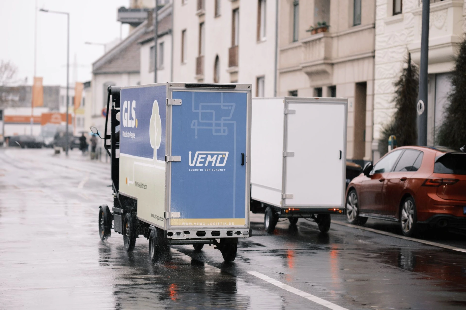 zemmi Trailer in der Stadt unterwegs für GLS Germany