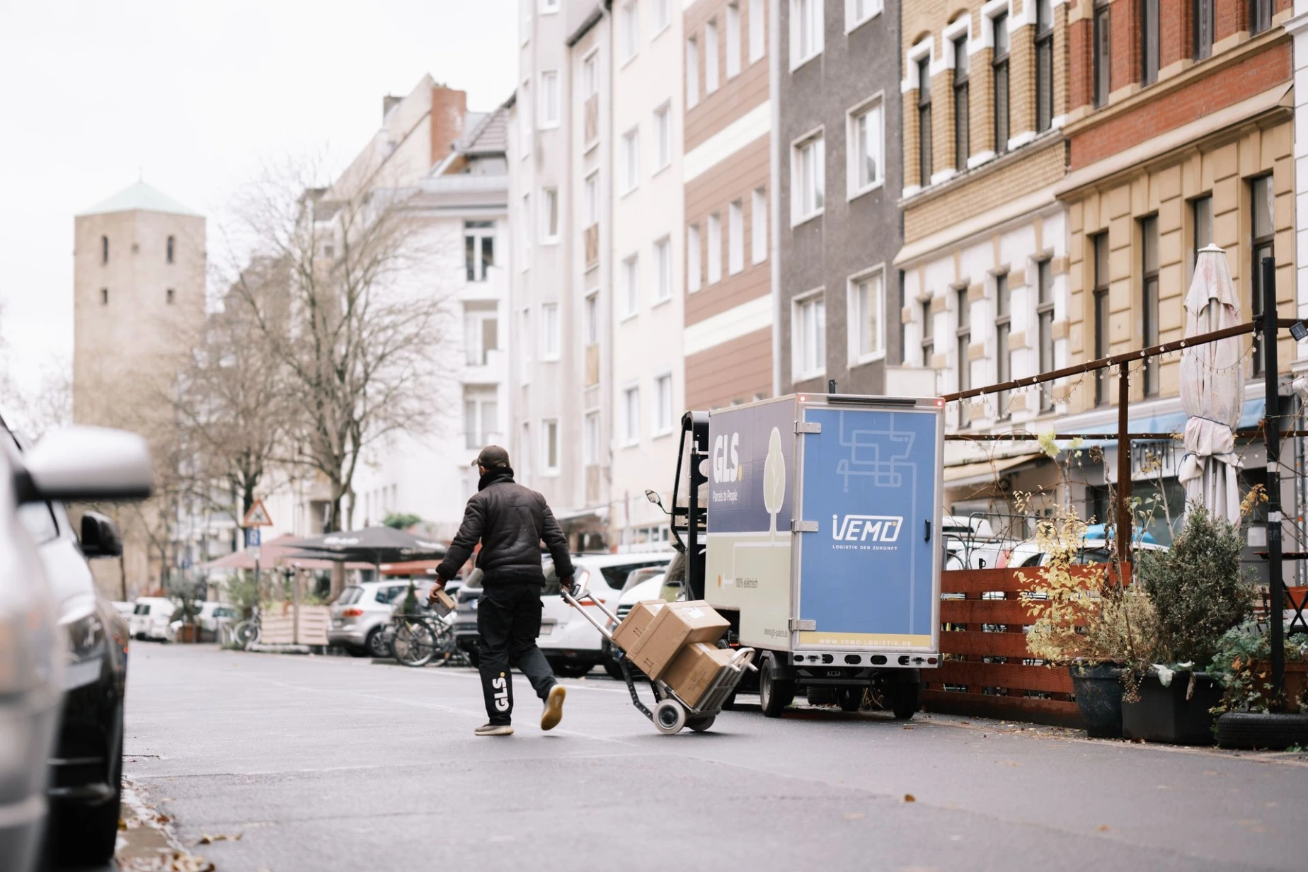 zemmi Trailer in der Stadt unterwegs für GLS Germany